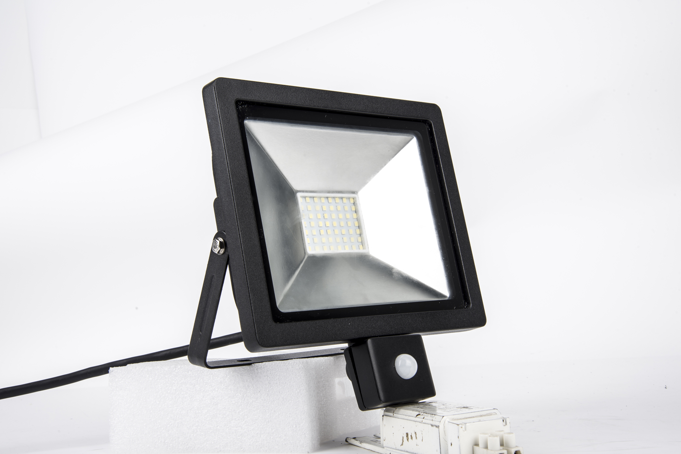 Slim valonheitin 20W IP43 PIR
