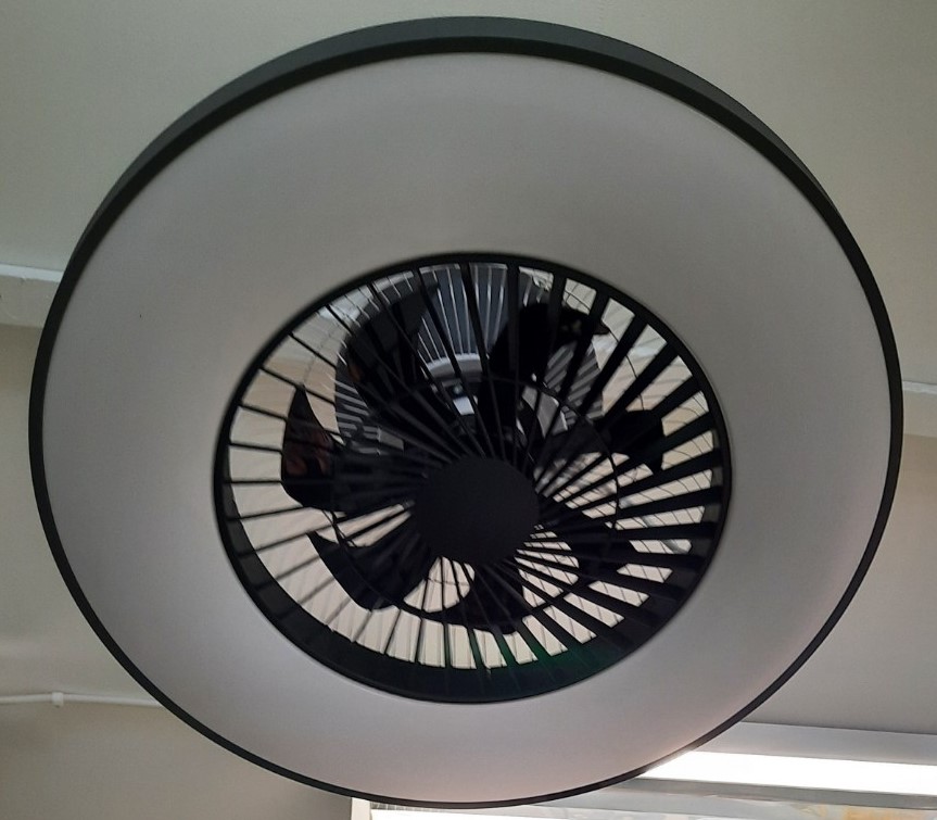 Halmstad kattotuuletinvalaisin 58 cm musta