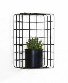 Ruukku metallihyllyssä